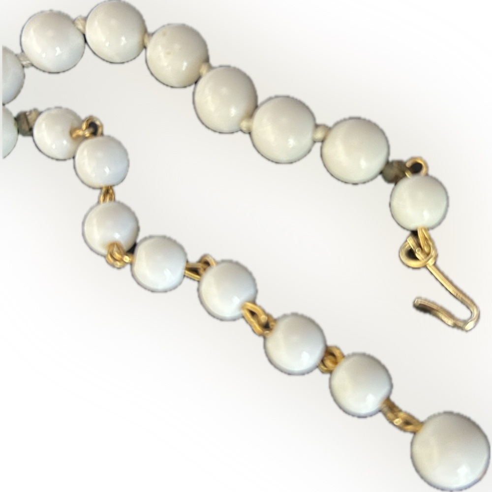 Vintage mid-century white graduated chunky beaded necklace made in Japan 14”+4” - Picture 7 of 12